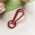 Rode metalen karabijnhaak met ronde ring, ideaal voor DIY sleutelhanger accessoires. - Rode pompoensluiting + veerring