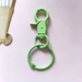 Lichtgroene metalen sleutelhanger karabijnhaak haak DIY handwerk accessoires gelakt. - Groene wartelmusketon & 30 mm sleutelring