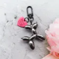 Metalen ballonhond sleutelhanger tas charm met roze hart hanger stijlvolle accessoire - Gunmetal ballonhond met zwarte karabijnhaak