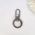 Metalen veer sleutelhanger sluiting detail, zinklegering karabijnhaak met ronde ring. - Gunmetal ringgespen & veerringsloten