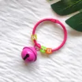 Rosa Metallring Schlüsselanhänger mit Glöckchen und bunten Buchstabenperlen als DIY Taschenschmuck. - Kartenring Glocken Anhänger / Fuchsia