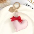 Roze leren hart sleutelhanger met rode strik, schattige tas charm en metalen sleutelring accessoire. - Roze Leren Hart / Roze