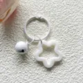 Witte acryl holle ster sleutelhanger met kleine belletje hanger voor tas decoratie. - Wit
