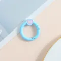 Primer plano detallado del anillo de resorte azul claro con corazon para llaveros DIY. - Azul