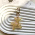 Gedetailleerde close-up van de jelly ballonhond sleutelhanger met iriserende afwerking. - Oranje jelly ballonhond