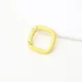 Detail van gele vierkante veergesp voor DIY-sieraden, tassenaccessoires en sleutelhangers. - Gele vierkante veersluitingen