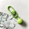 Lichtgroene metalen sleutelhanger met draaibare karabijnhaak en bel voor DIY tassen en hobby. - Groen