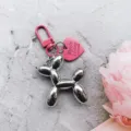 Zilveren ballonhond sleutelhanger met roze hart hanger schattige tas charm accessoire leuk - Zilveren ballonhond met rozerode karabijnhaak