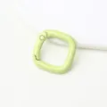 Lichtgroene vierkante veerring detail, metalen legering karabijnhaak close-up voor diy. - Groene vierkante veersluitingen
