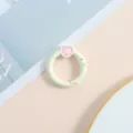 Anillo de resorte verde claro con dije esmaltado de corazón rosa para llavero DIY. - Beige