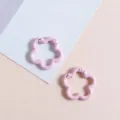 Nahaufnahme von hellrosa blumenförmigen Federringen für DIY Schmuck und Tasche Zubehör - Rosa