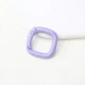 Detailopname van een lichte paarse metalen vierkante veergesp voor tasaccessoires en sleutelhangers. - Paarse vierkante veersluitingen