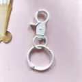 Dettaglio del moschettone per portachiavi in metallo verniciato bianco, gancio fai-da-te. - Chiusura a moschettone bianca + anello per rilegatura da 30 mm