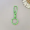 Close-up van een lichtgroene zinklegering veer sleutelhanger ring gesp met gladde afwerking. - Groene Sluiting
