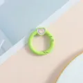 Gedetailleerde close-up van de lichtgroene hart veerring gesp als DIY handwerkkunst. - Groen