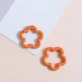 Oranje bloem veerring detail, schattige pruimenbloesem karabijnhaak voor DIY sleutelhangers. - Oranje
