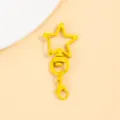 Gedetailleerd overzicht van gele ster karabijnhaak sleutelhanger, leuk DIY accessoire voor tassen. - Gele draaibare stersluiting & 14 mm kreeftsluiting