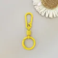 Gele zinklegering veer sleutelhanger carabiner haak, gedetailleerd overzicht ring. - Gele ophangsluiting