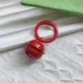 Metalen snoepkleurige bel hanger detailopname, rode lak sleutelhanger DIY accessoire. - Rode veersluiting & 22 mm bel