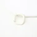 Detailopname witte vierkante veerring, legering tassen gesp en DIY sleutelhanger accessoire. - Beige vierkante veergesp
