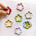 Bunte Blumen-Federringe aus Legierung für DIY-Schmuck, Schlüsselanhänger und Taschenzubehör. - Mehrfarbig