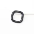 Zwarte vierkante veerring metalen karabijnhaak detailweergave voor tassen en accessoires. - Zwarte vierkante veergesp