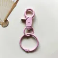 Dettaglio moschettone portachiavi in metallo rosa, ferramenta per clip aragosta borse fai da te. - Moschettone girevole rosa e anello portachiavi da 30 mm