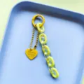 Detailweergave van acrylen hart sleutelhanger in gelei kleur, ideaal voor doe-het-zelf telefoonhoes. - Gele hartjesketting