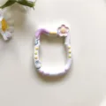 Primo piano dettagliato del grazioso moschettone a molla in metallo a forma di gatto con fiore. - Bianco