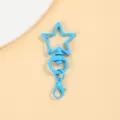 Detail van blauwe ster draaibare sleutelhanger, legering karabijnhaak DIY accessoire. - Blauwe draaibare stersluiting & 14 mm kreeftsluiting