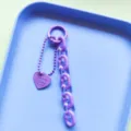 Paarse gelei acryl hart sleutelhanger, gedetailleerde close-up van leuk DIY accessoire. - Paarse hartjesketting