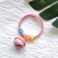 DIY Metall Ring Schlüsselanhänger mit rosa Glocke und Buchstabenperlen, süßer Taschenanhänger. - Kartenring Glocken Anhänger / Rosa