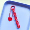 Rode transparante acryl ketting detail met hart hanger, tas bedel en telefoonhoes accessoire. - Rode hartjesketting