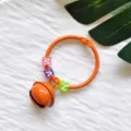 Oranje metalen sleutelhanger met bel en letterkralen DIY tassenhanger accessoire voor cadeaus. - Kaartring Bel Bedel / Oranje