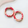 Rode metalen veerring met wit golvend patroon, ronde karabijnhaak voor DIY sieraden accessoires. - Rode donut-veerring