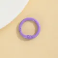 Gedetailleerde close-up van een paarse metalen veerring, ideaal voor DIY-sieraden en sleutelhangers. - Paars