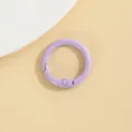 Paarse zinklegering veerring sluiting, close-up van DIY accessoire, gladde metalen ronde gesp. - Lichtpaars