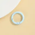 Lichtblauwe ronde veersluiting metalen sleutelhanger detailweergave, DIY sieraden accessoire. - Lichtblauw