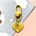 Leuke snoepkleurige metalen baklak sleutelhanger met hart hanger, stijlvol accessoire. - Geel