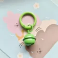 Snoepkleurige metalen veergesp en belhanger, minimalistische sleutelhanger in prachtig detail. - Groene veerring met 18 mm bel en open buigring