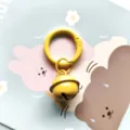 Gele metalen veerring karabijnhaak met bel hanger, leuke tas charm sleutelhanger accessoire. - Gele veerring met 18 mm bel en open buigring