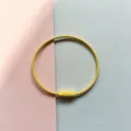 Close-up detail van een gele gecoate stalen draadlus sleutelhanger met schroefverbinding. - Gele draadring van 50 mm