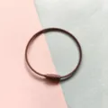 Detailaufnahme der braunen beschichteten Stahldraht-Schluesselring-Schlaufe mit Schraube. - Braune 50-mm-Drahtringe