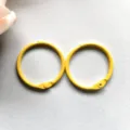 Twee gele metalen ringbandringen, perfect voor notitieboeken, DIY-ambachten en sleutelhangers. - 30mm / Geel