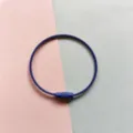 Detailansicht des blauen Metallkabel-Schlüsselrings mit robuster Drahtseilschlaufe und Schraubverschluss. - Königsblauer 50-mm-Drahtring