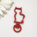 Detail van rode katvormige draaibare karabijnhaak, metalen sleutelhanger DIY sluiting. - Rood