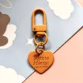 Creatieve snoepkleurige metalen DIY gelakte sleutelhanger met schattige hartvormige hanger. - Oranje