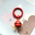Gedetailleerd close-upoverzicht van de rode metalen veerring en belhangers voor tas. - Rode veerring met 18 mm bel en open buigring