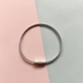 Detailaufnahme des Metall-Drahtschlüsselrings, Edelstahlschlaufe mit Schraubverschluss für DIY. - Graue 50-mm-Drahtringe