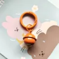 Kleurrijke metalen veerring met een schattig belletje, stijlvolle sleutelhanger accessoire. - Oranje veerring met 18 mm bel en open buigring